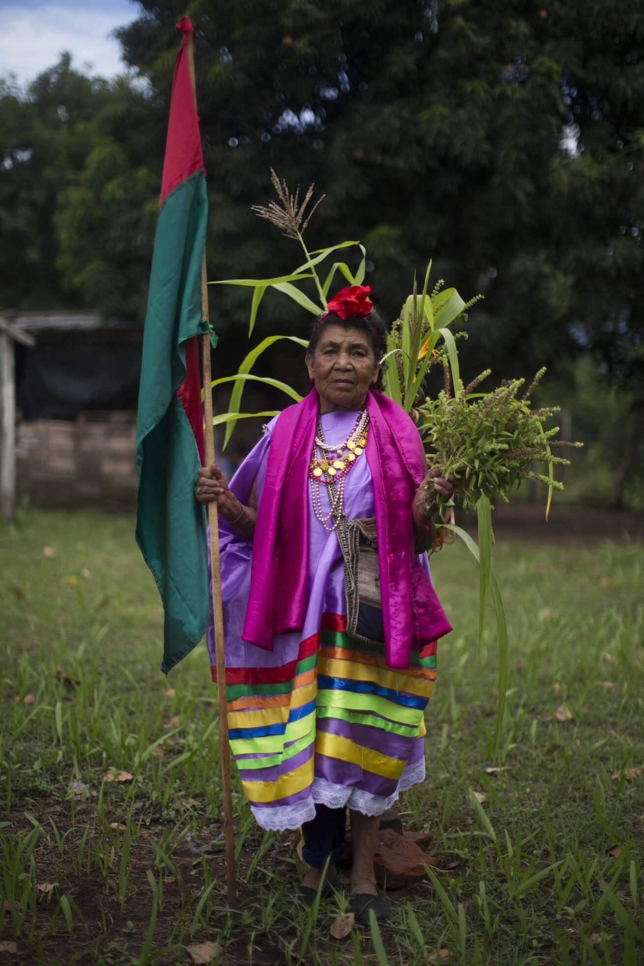 Isidora Romero `la Abuela´de la comunidad Colla-Guaraní posa con su bandera